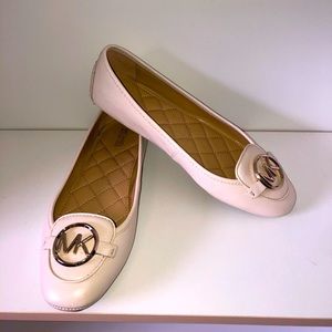 EUC Michael Kors MK Beige Flats Sz 7M